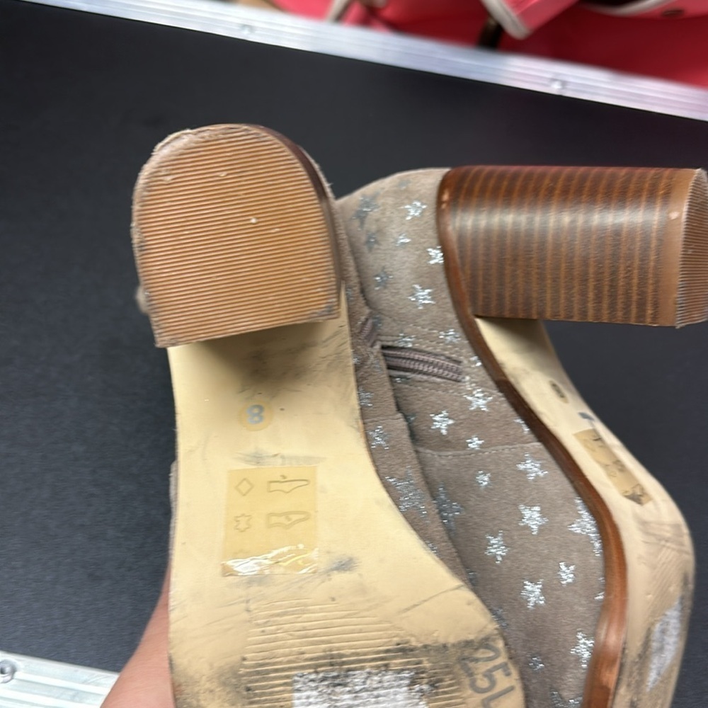 Steve Madden Suade tan / silver star zip ankle booties with pointed toe size 8 - Picture 9 of 12